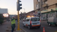 Монтираха светофар на пешеходната пътека в Кресна заради задръстванията