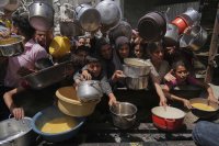 Израел възстанови доставките на хуманитарна помощ за Газа