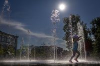 Опасно горещо и утре, вижте кога започва захлаждане
