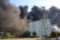 Пожарът в Средец е овладян, но задимяването остава