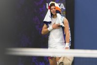 Шелтън напусна просълзен US Open след контузия на рамото