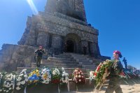 Хиляди българи отдадоха почит на героите на Шипка (ОБЗОР)