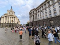 "Искам детето ми да има бъдеще в България" - пореден протест под мотото "Отпор срещу диктатурата"