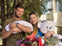 Репортерът на "По света и у нас" Тереза Кънчева-Василева и малката Божана се прибраха у дома