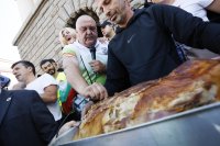 На жълтите павета: Печено агнешко и викове "Оставка" в Триъгълника на властта