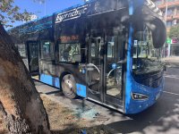 Агресивен пътник счупи врата на автобус от градския транспорт на Бургас