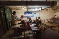 Първият учебен ден в украинско училище - от мазето (СНИМКИ)