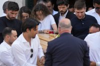 Хора, забравили да бъдат такива