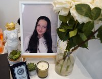 Платната на Сияна, която завинаги остана на 12 (СНИМКИ)