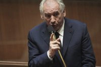 Френският премиер Байру връчи оставката си на Макрон, в цяла Франция десетки хиляди празнуваха