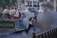 Газ, палки и сблъсъци: Пропалестински протест прекъсна колоездачно състезание в Испания