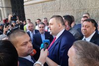 Асен Василев и Делян Пеевски си размениха остри реплики преди петия вот на недоверие