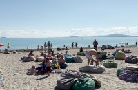 Топлото време в края на септември напълни плажа в Бургас