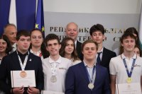 Росен Желязков връчи отличия на български ученици