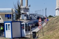 Задържаха мъж на "Дунав мост", пренасял 55 000 лева, заработени от ало измами