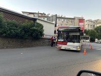 Автобус събори пътен знак върху бебешка количка във Велико Търново