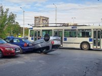 Кола се заби в тролей в Русе - обърна се по таван (СНИМКИ)