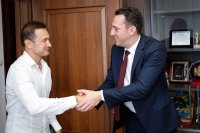 Иван Пешев отличи с плакет мотоциклетния състезател Мартин Чой