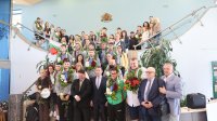 НА ЖИВО: Грандиозното посрещане на световните вицешампиони по волейбол, те вече са на родна земя
