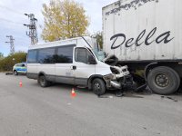 Девет души са пострадали при катастрофа между бус и спрял тир в София (СНИМКИ)