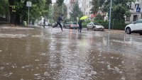 Валежите продължават и в събота, но постепенно ще спират