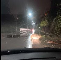 Огромен камък удари такси във Велико Търново