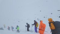 Снежна блокада на Еверест - 350 туристи бяха спасени от силна буря