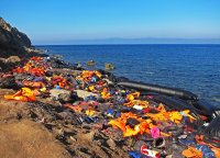 Четирима мигранти загинаха, след като лодката им потъна край остров Лесбос