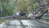 Срутила се скална маса блокира пътя Асеновград - Смолян