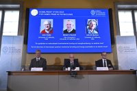 Трима учени си поделиха Нобеловата награда за физика