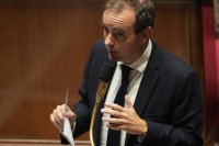 Френското правителство оцеля при първи от два вота на недоверие