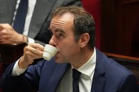 Два неуспешни вота на недоверие във Франция