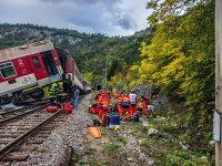 Два влака се удариха челно в Словакия, около 100 души са ранени