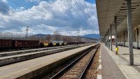 Прегазеният железничар в Мездра се разбрал с машинистите да скочи в движение от влака