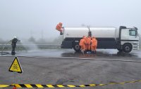 Как се овладява разлив на сярна киселина от катастрофирала цистерна (СНИМКИ)