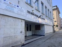 След инцидента с лютив спрей в бургаско училище: Обсъждат допълнителни мерки за контрол и достъп
