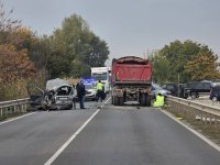 Тежка катастрофа между лека кола и камион затруднява движението край Пловдив