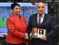 Стела Енева дари първия си паралимпийски медал на НСА