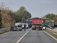 Тежка катастрофа между лека кола и камион затруднява движението край Пловдив