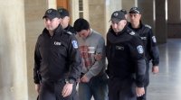 25-годишният Фахри, обвинен в тройното убийство на семейството си, остава в ареста
