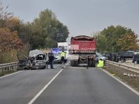 Тежка катастрофа между лека кола и камион затруднява движението край Пловдив (СНИМКИ)
