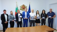 Министър Иван Пешев награди световните шампиони по канадска борба
