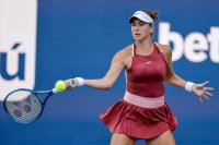 Бенчич продължава уверено към втора поредна титла на WTA