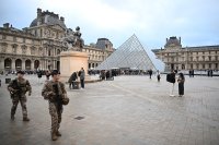 Лувърът премести част от бижутата си с полицейски ескорт във Френската централна банка