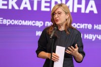 Екатерина Захариева за еврозоната: Процесът върви по план