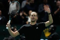 Александър Зверев оцеля срещу Даниил Медведев за полуфинал в Париж