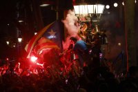 Автобус, превозващ фенове на Барселона, пламна преди мача с Брюж