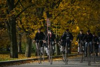 Любители на "пени фартинг" колелото се събраха в Прага