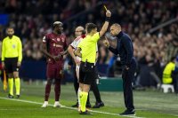 Аякс уволни Джони Хейтинга