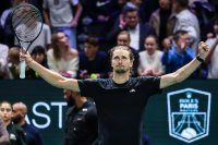 Александър Зверев стартира с победа на финалния турнир за годината в Торино